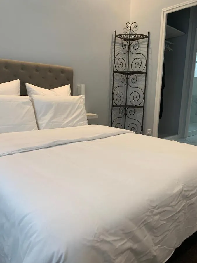 Charming Eiffel Tower Appartement의 연락처